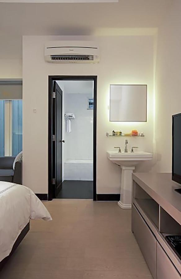 Studio Deluxe with Netflix,1319711377:JPEG